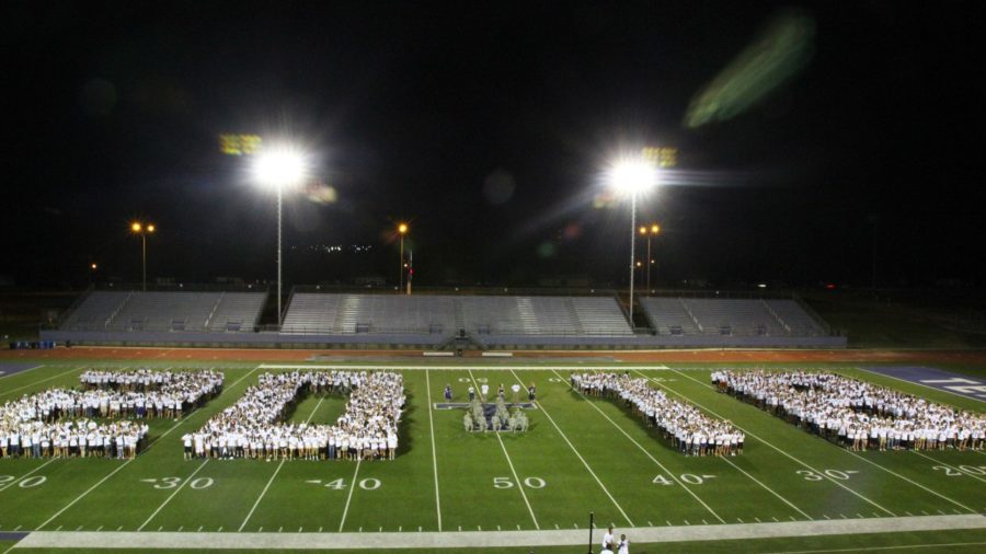 The freshman class of 2018 poses on the field during Transition Week 2014.