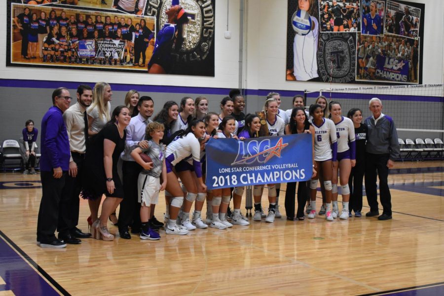 The+Tarleton+TexAnns+pose+with+their+2018+LSC+banner+after+the+Senior+game+against+Cameron+University+on+Oct.+26+in+Wisdom+Gym.+