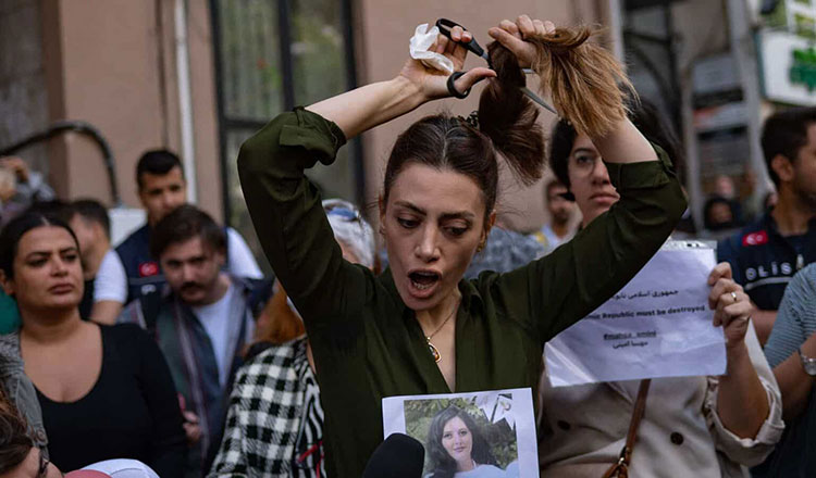 Nasibe+Samsaei%2C+an+Iranian+woman+cuts+her+ponytail+off+during+a+protest+following+the+death+of+an+Iranian+woman+after+her+arrest+by+the+country%E2%80%99s+morality+police+in+Tehran.+%0A%0A